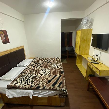 The Prasher Lodge Mall Road Manali Eksteriør billede