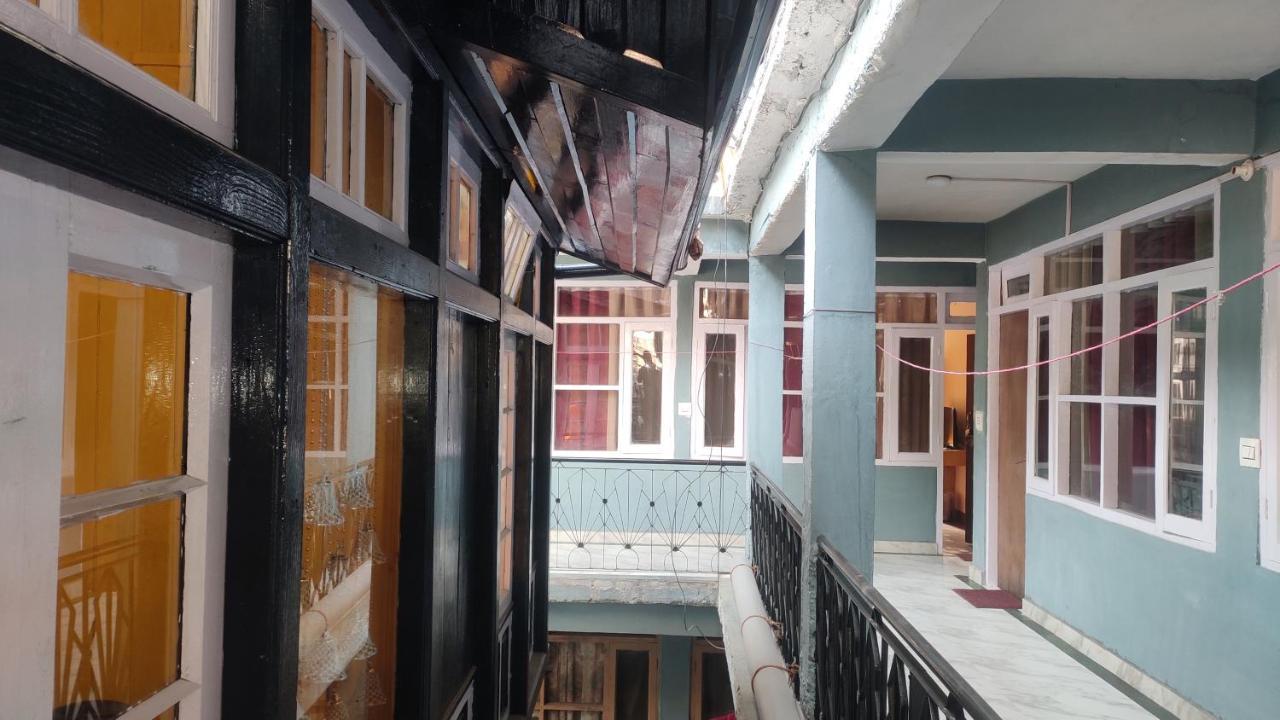 The Prasher Lodge Mall Road Manali Eksteriør billede