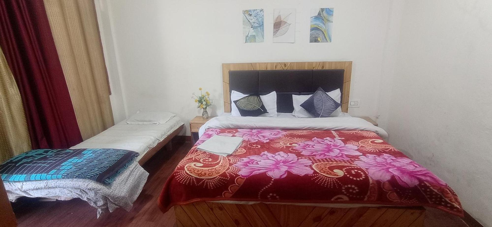 The Prasher Lodge Mall Road Manali Eksteriør billede