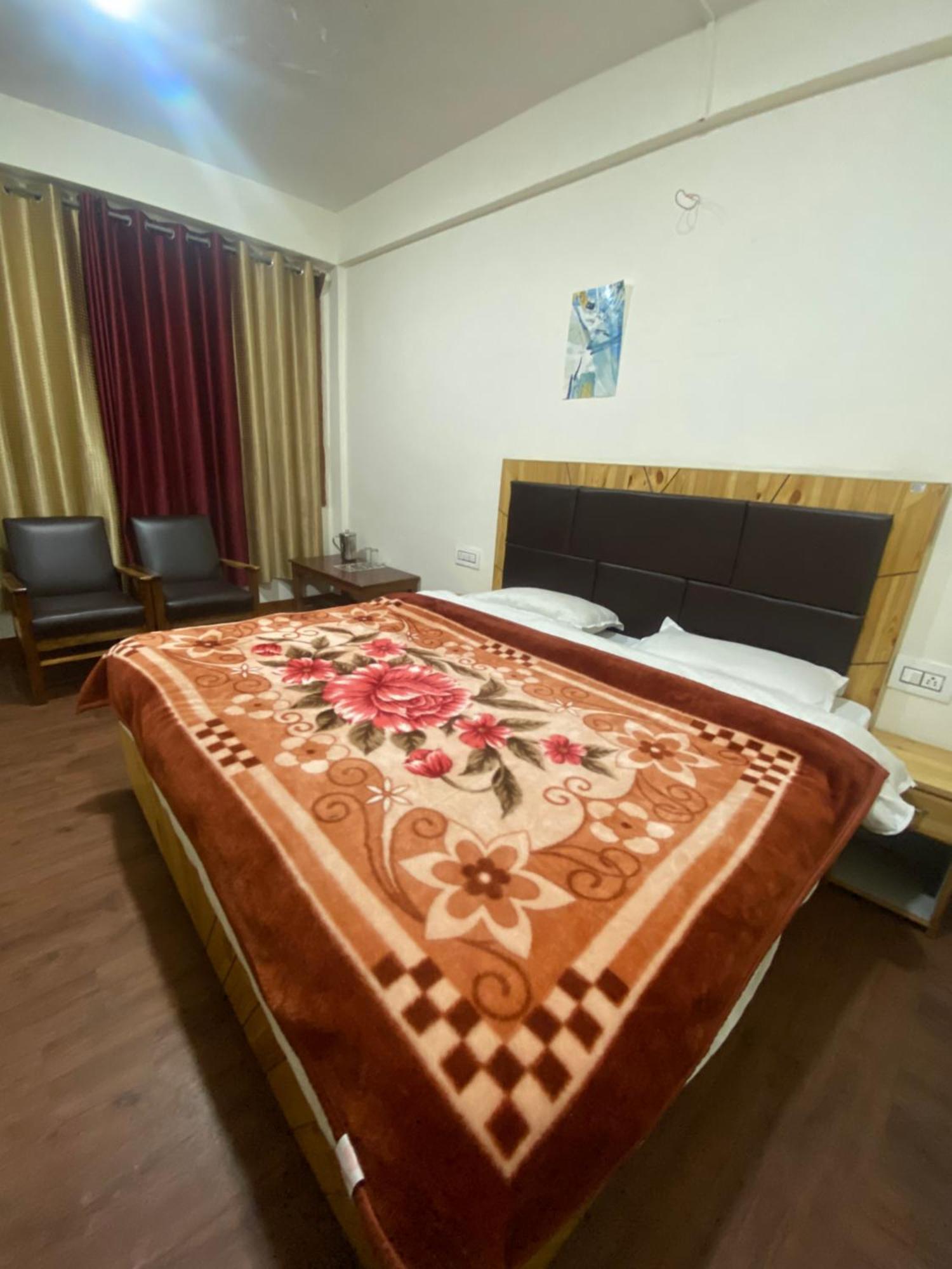 The Prasher Lodge Mall Road Manali Eksteriør billede