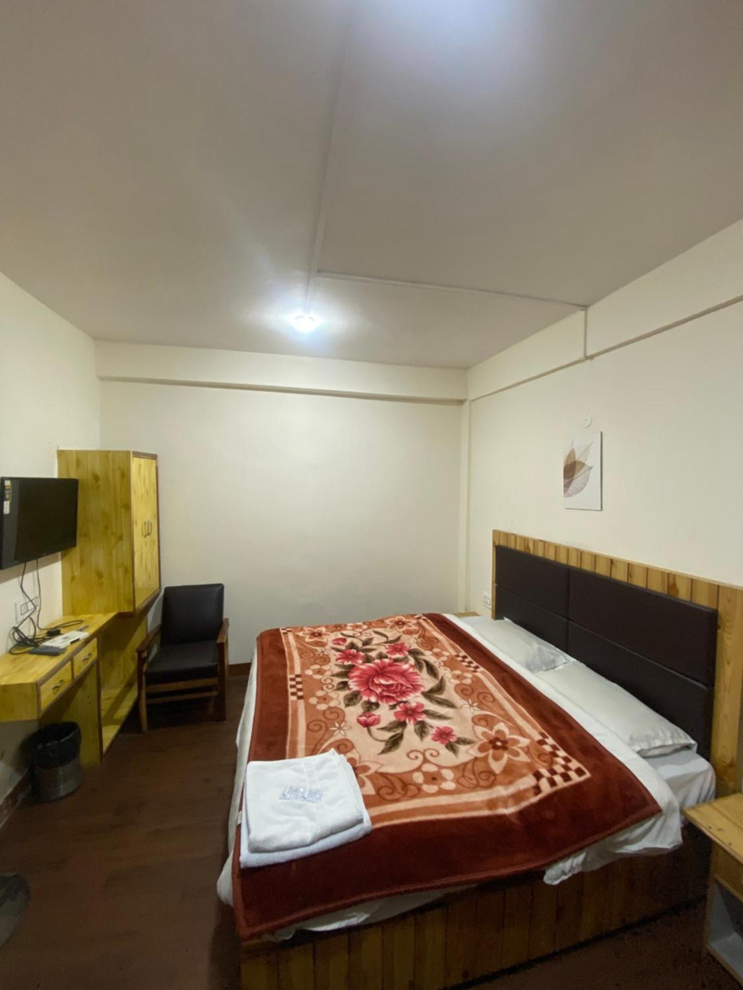 The Prasher Lodge Mall Road Manali Eksteriør billede