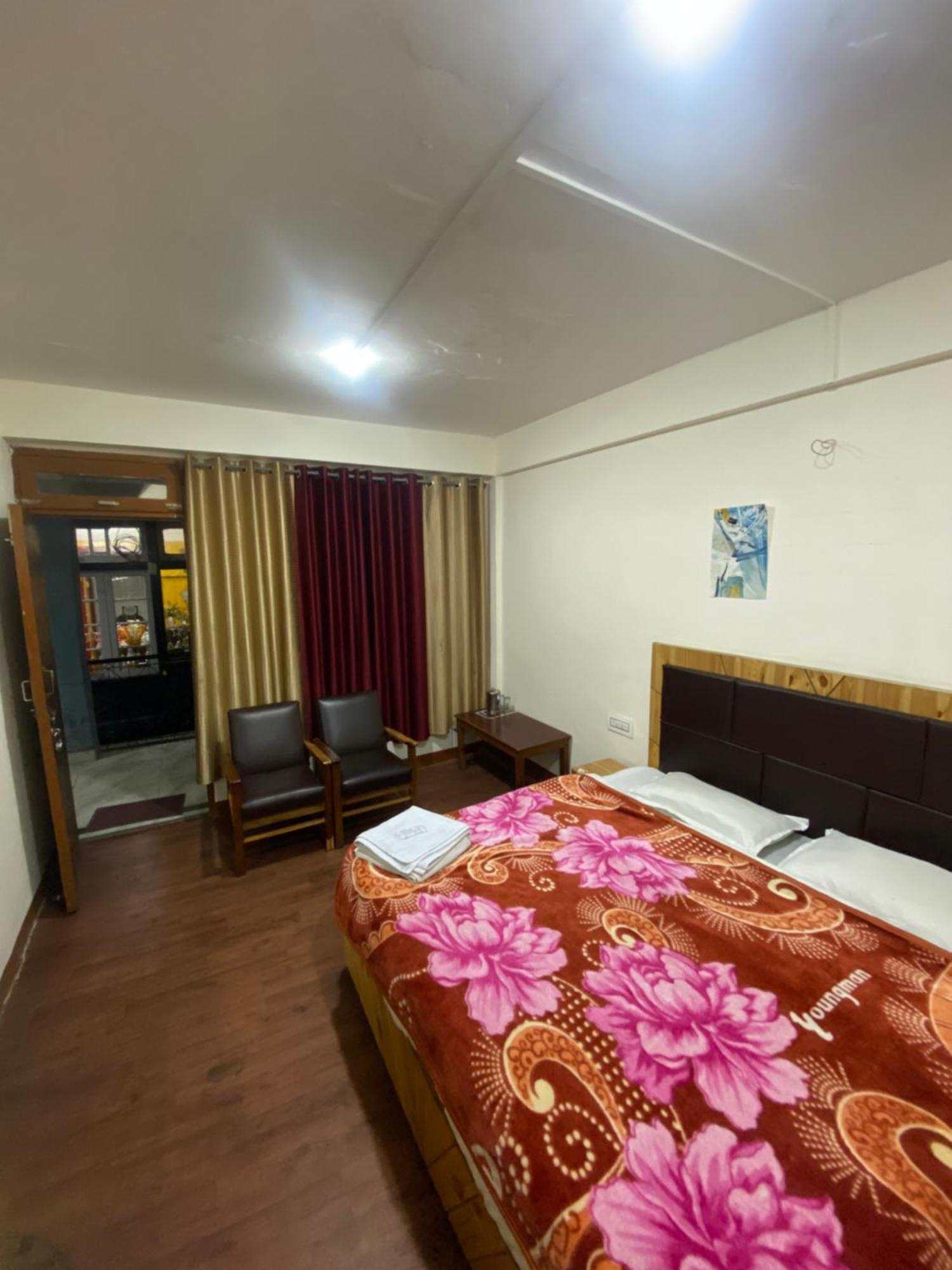 The Prasher Lodge Mall Road Manali Eksteriør billede