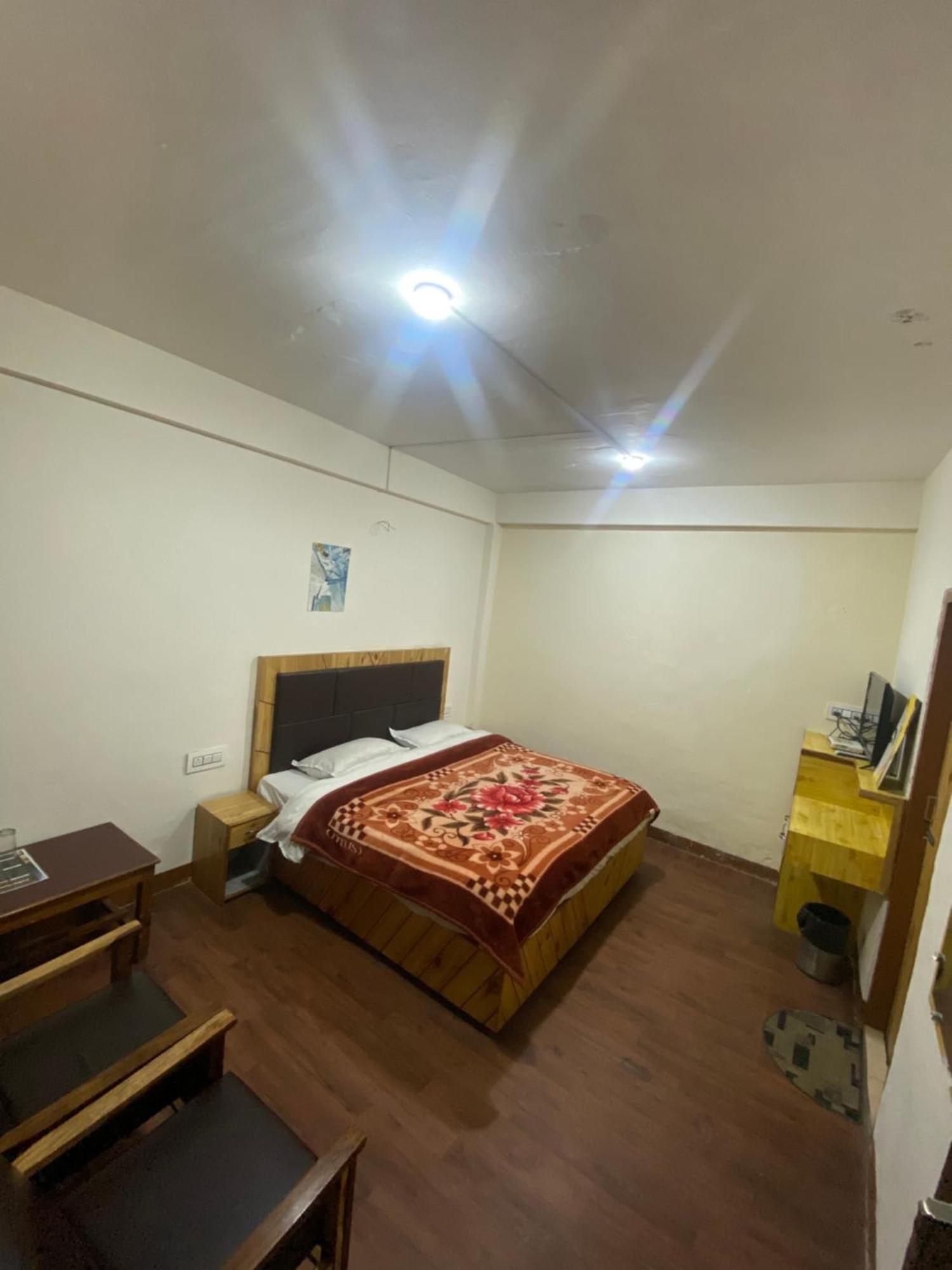 The Prasher Lodge Mall Road Manali Eksteriør billede