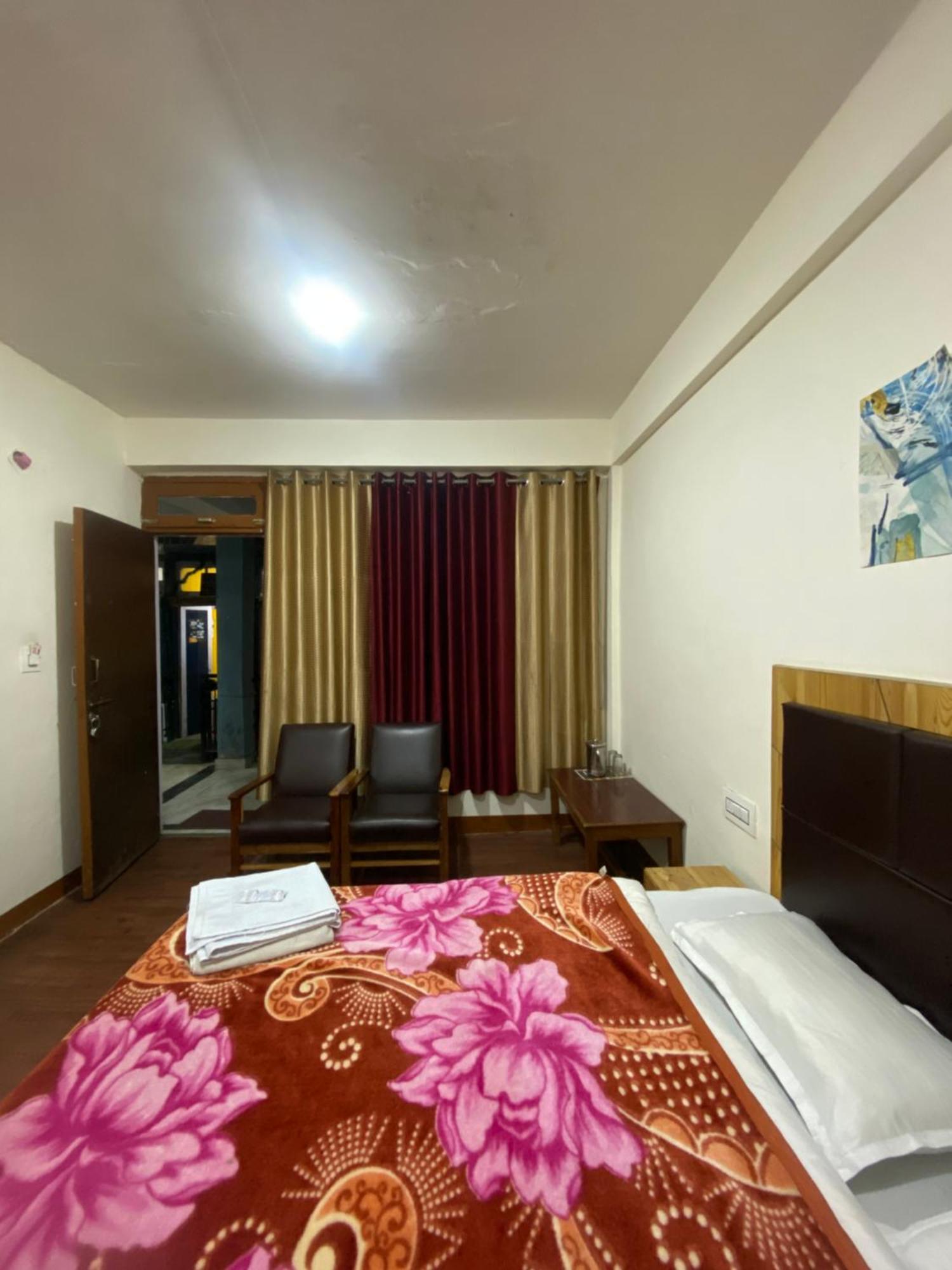 The Prasher Lodge Mall Road Manali Eksteriør billede