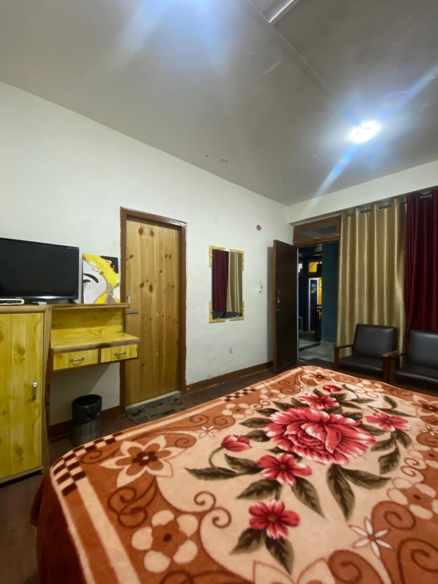 The Prasher Lodge Mall Road Manali Eksteriør billede