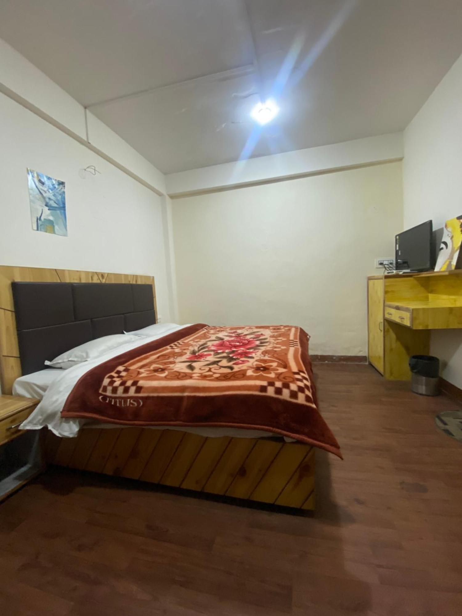 The Prasher Lodge Mall Road Manali Eksteriør billede