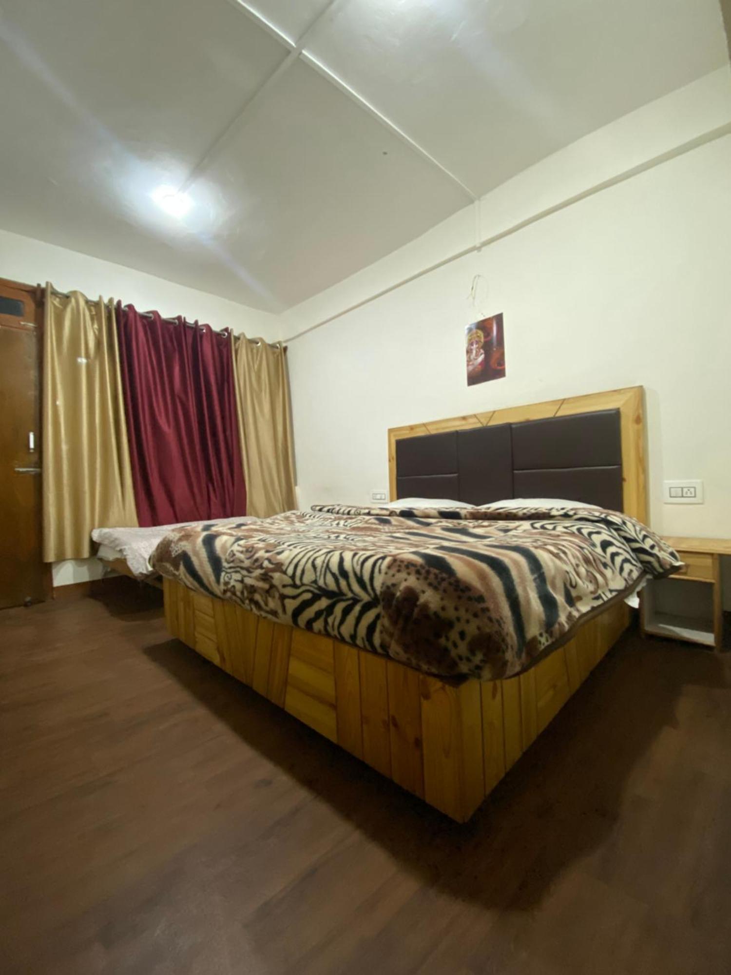 The Prasher Lodge Mall Road Manali Eksteriør billede