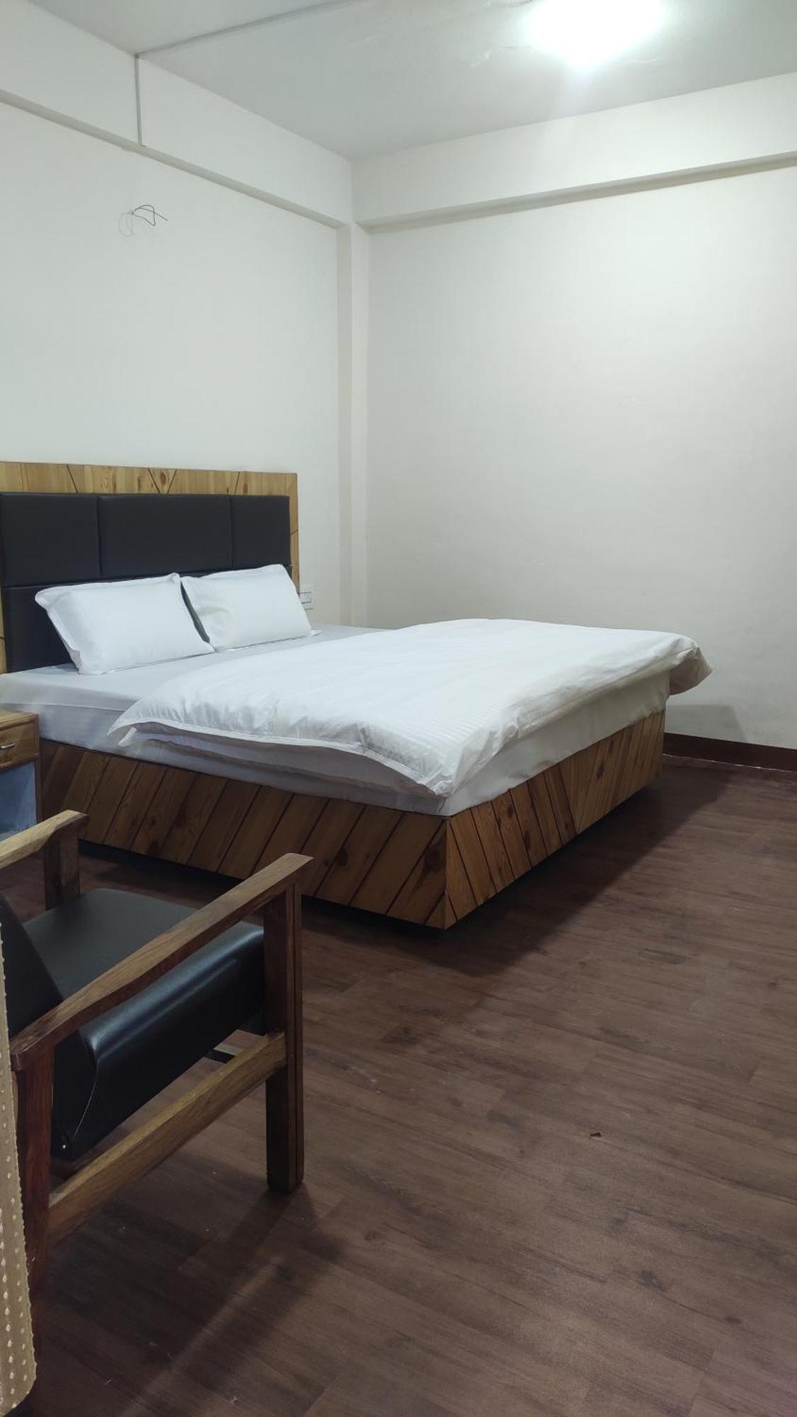 The Prasher Lodge Mall Road Manali Eksteriør billede